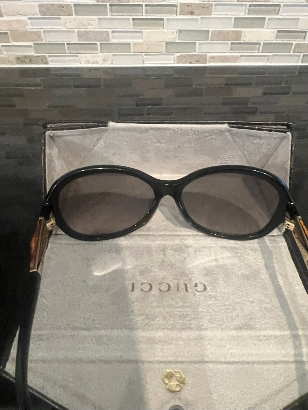 Gucci Black Oversized Women's Sunglasses - Picture 4 of 6